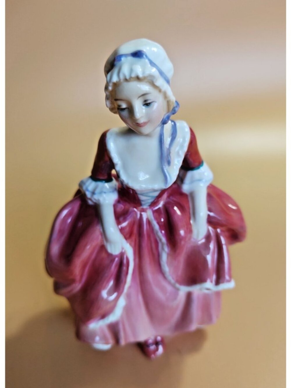 Vintage Royal Doulton Figurine "Goody Two Shoes" HN2037 1939 CPR